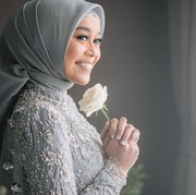 Inspirasi Kebaya Modern Warna Biru Para Selebritis untuk Tunangan
