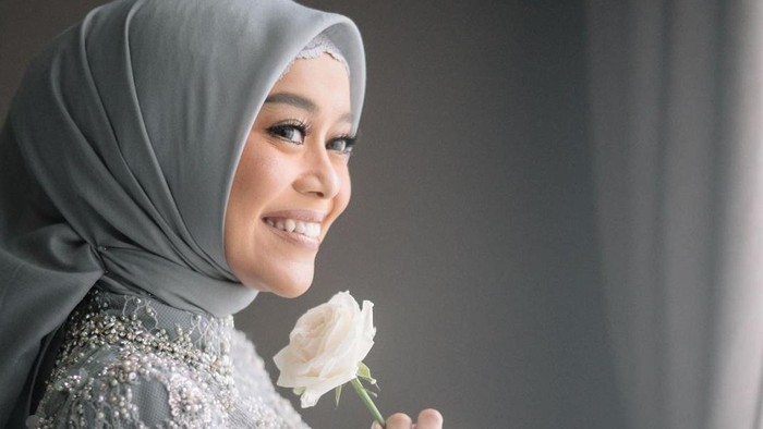 Inspirasi Kebaya Modern Warna Biru Para Selebritis untuk Tunangan