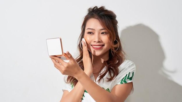 Tips Pakai Cushion Agar Hasilnya Samarkan Pori-pori dan Wajah Tampak Flawless