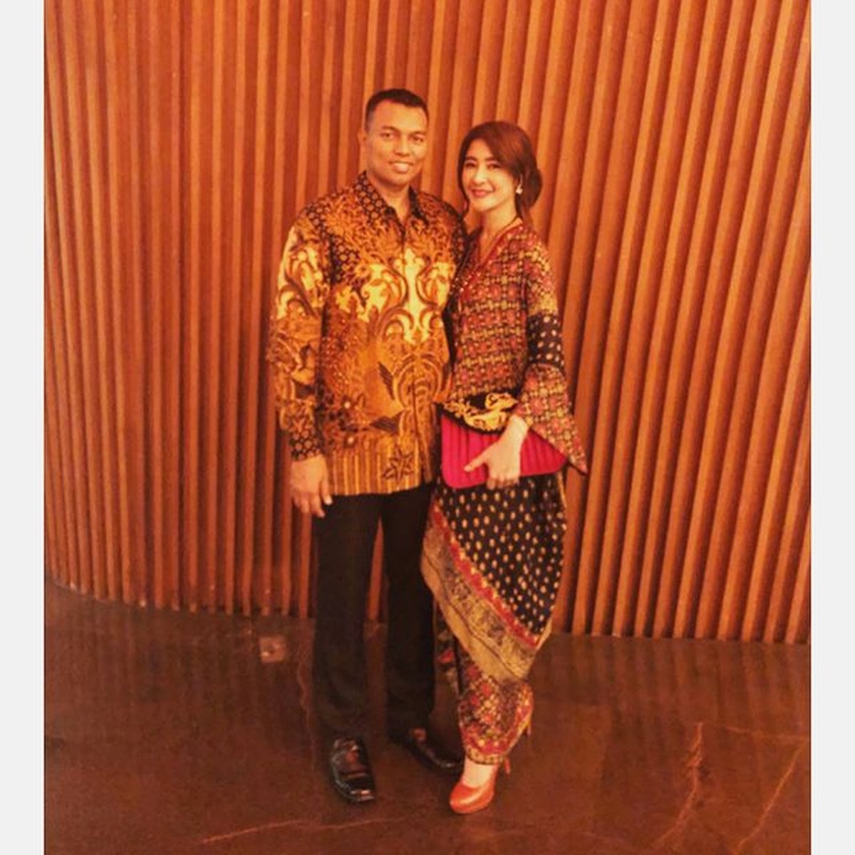 Jadi istri Kapolres&comma; Uut Permatasari disorot&period; Yuk kita intip gaya ibu bhayangkari ini saat kondangan bersama suami&excl;