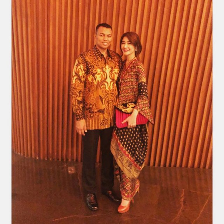 Gaya Uut Permatasari Ibu Bhayangkari Jadi istri Kapolres, Uut Permatasari disorot. Yuk kita intip gaya ibu bhayangkari ini saat kondangan bersama suami!