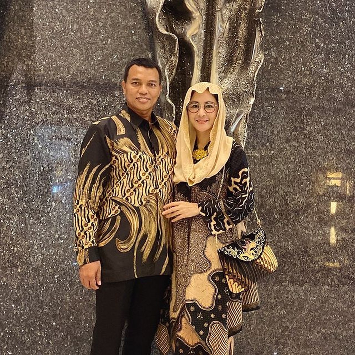 Jadi istri Kapolres&comma; Uut Permatasari disorot&period; Yuk kita intip gaya ibu bhayangkari ini saat kondangan bersama suami&excl;