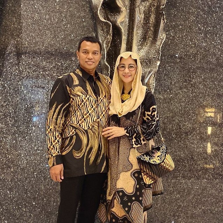 Gaya Uut Permatasari Ibu Bhayangkari Jadi istri Kapolres, Uut Permatasari disorot. Yuk kita intip gaya ibu bhayangkari ini saat kondangan bersama suami!