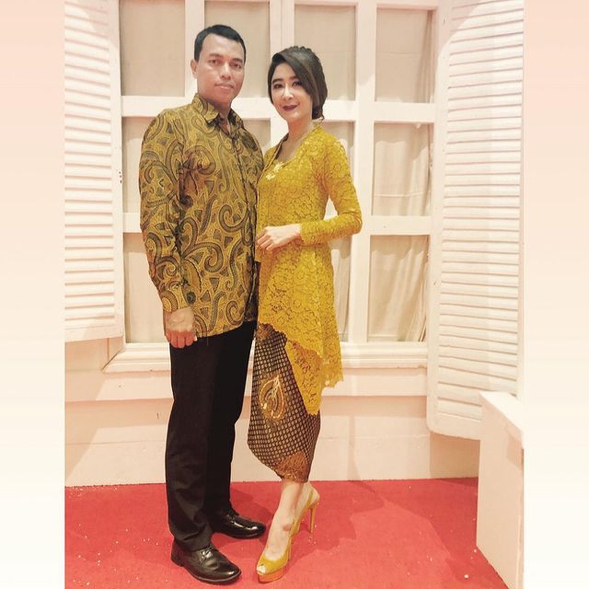 Jadi istri Kapolres&comma; Uut Permatasari disorot&period; Yuk kita intip gaya ibu bhayangkari ini saat kondangan bersama suami&excl;