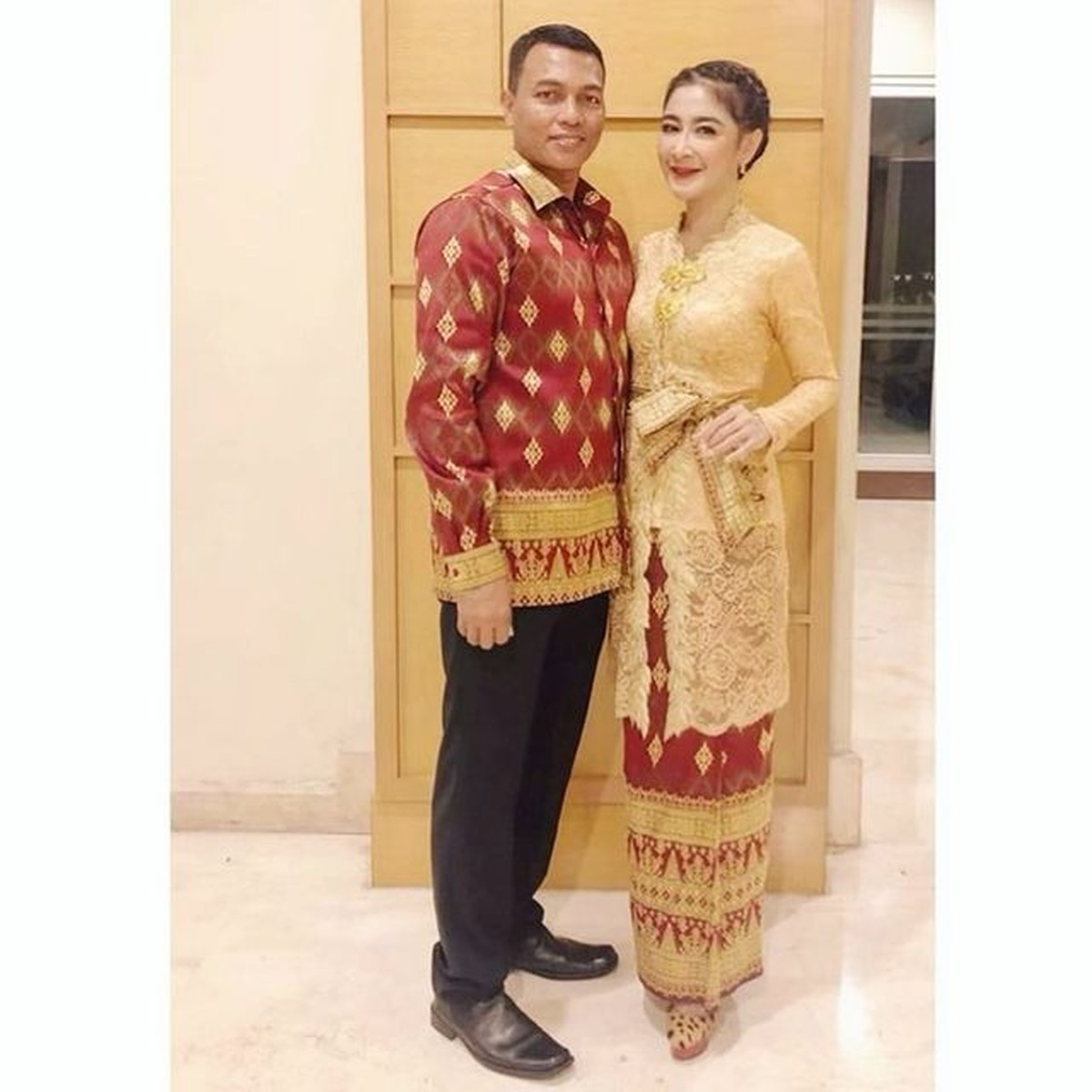 Jadi istri Kapolres&comma; Uut Permatasari disorot&period; Yuk kita intip gaya ibu bhayangkari ini saat kondangan bersama suami&excl;