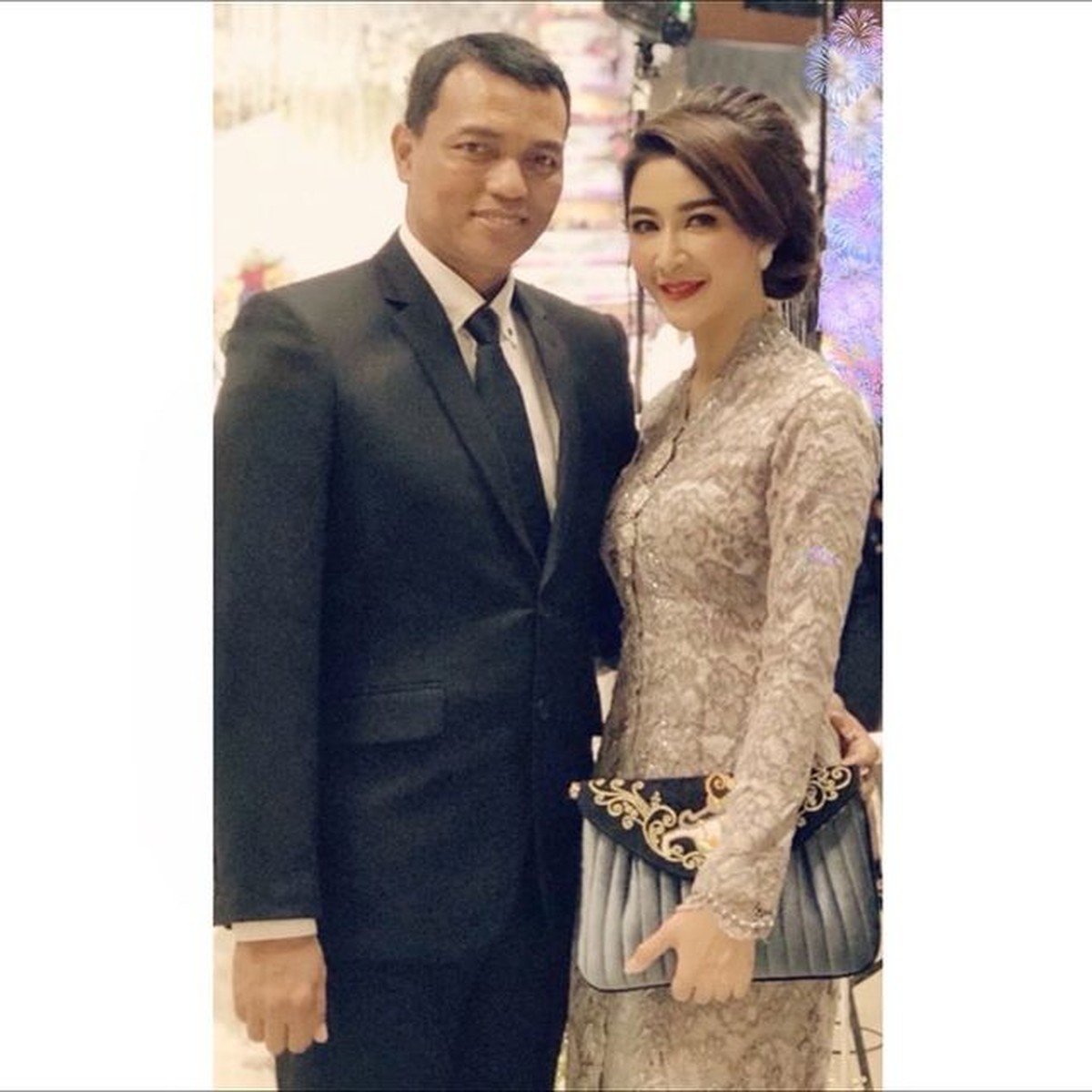 Jadi istri Kapolres&comma; Uut Permatasari disorot&period; Yuk kita intip gaya ibu bhayangkari ini saat kondangan bersama suami&excl;