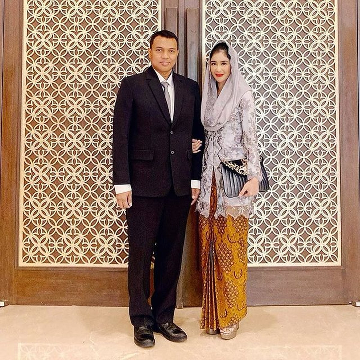 Jadi istri Kapolres&comma; Uut Permatasari disorot&period; Yuk kita intip gaya ibu bhayangkari ini saat kondangan bersama suami&excl;