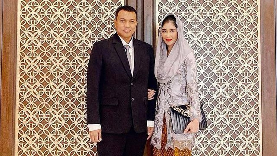 Jadi istri Kapolres, Uut Permatasari disorot. Yuk kita intip gaya ibu bhayangkari ini saat kondangan bersama suami!