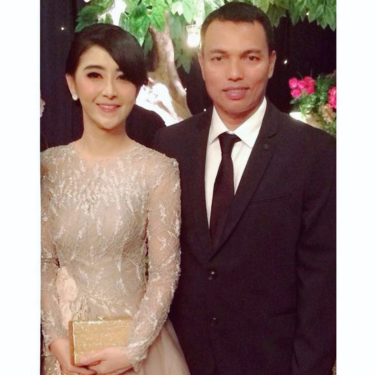 Jadi istri Kapolres&comma; Uut Permatasari disorot&period; Yuk kita intip gaya ibu bhayangkari ini saat kondangan bersama suami&excl;