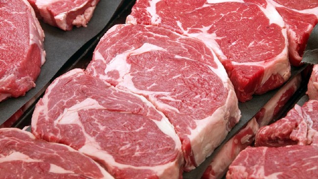 Harga daging sapi didiskon Rp26 ribu dari Rp130 ribu per kg jadi Rp104 ribu per kg. Sedangkan daging ayam dijual cuma Rp21.520 per ekor, turun dari Rp26.900.