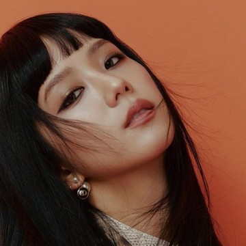 img-title 8 Potret Jisoo BLACKPINK Pakai Makeup Bold ala Korea yang Bikin Pangling