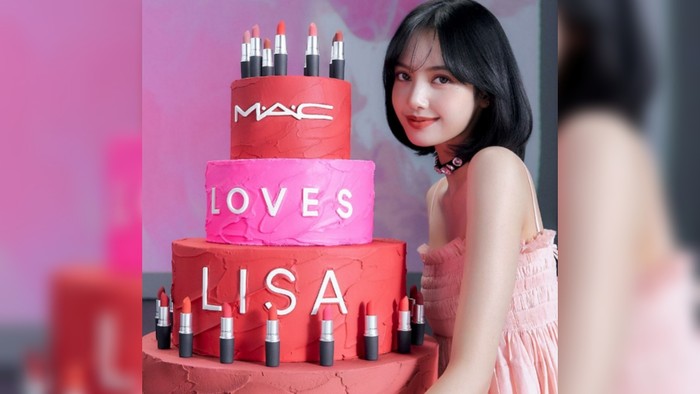 Kabar bahagia ini diumumkan langsung oleh MAC Cosmetics di halaman instagram mereka pada tanggal 19 oktober 2020. Hashtag #MACLOVESLISA pun dipakai di postingan instagram MAC Cosmetics yang berkaitan dengan Lisa. (Pict : MAC Cosmetics)