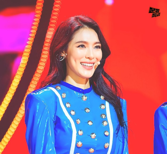 Kahi, yang saat ini tinggal di Bali setelah menikah langsung terbang ke Korea demi tampil kembali. Netizen takjub melihat penampilan ibu dua anak berusia 40 tahunan ini yang masih enerjik / foto: twitter.com/OfficialASDaze