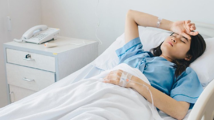 keguguran Asian female patient warded and laying on the bed connected to multiple medical devices