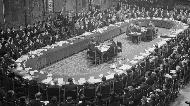 Konferensi Meja Bundar dilaksanakan di Den Haag, Belanda pada 23 Agustus hingga 2 November 1949. Simak latar belakang dan hasilnya.