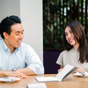 Duh! 4 Bahasa Tubuh Ini Bisa Membuat Kamu Terlihat Kurang Cerdas Saat di Depan Banyak Orang, Suka Lakukan?