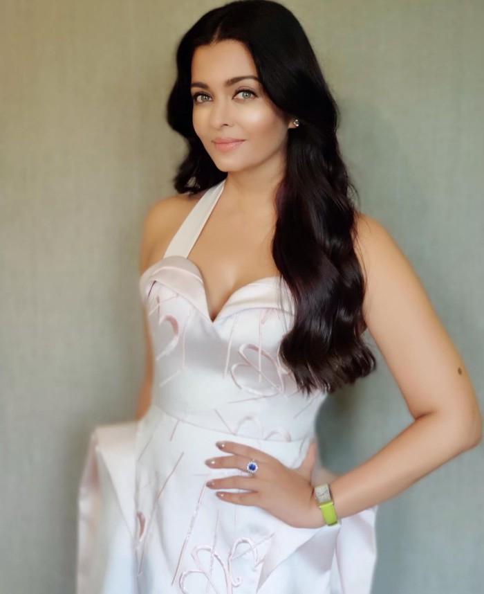 Meskipun sudah berusia kepala 4, pesona Aishwarya Rai Bachchan seakan tak ada pudarnya. Kecantikan Aishwarya Rai Bachchan selalu terpancar dari paras wajah yang menawan dan karir yang sukses. (Foto: instagram.com/aishwaryaraibach)
