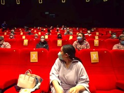Nggak Biasa! Nagita Slavina Ngidam Nonton, Raffi Ahmad Sewa 1 Studio Bioskop
