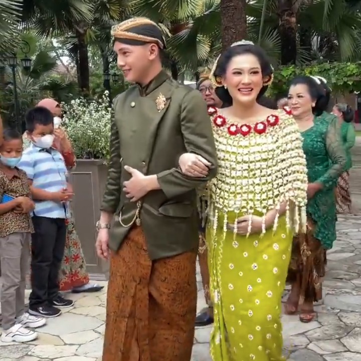 <p>Sebelumnya, Nella Kharisma telah melakukan upacara adat 7 bulanan pada 12 Juni 2021. Ia tampil cantik dengan baju ronce melati.  (Foto: dok instagram arthaorganizer)</p>