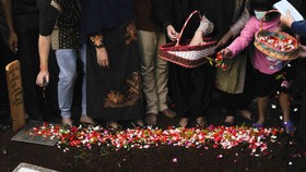 Doa Saat Menabur Bunga dan Menyiram Air di Makam