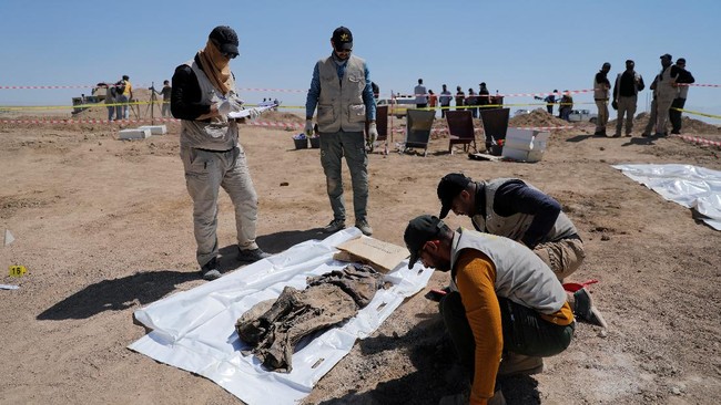 FOTO: Penampakan Ratusan Tengkorak Korban ISIS di Mosul Irak