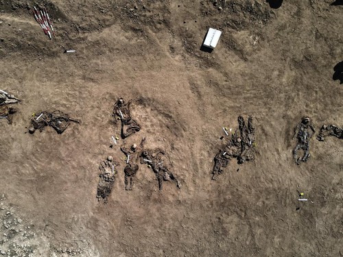 Irak Gali Kuburan Massal Korban Pembantaian ISIS, Berisi 4 Ribu Mayat