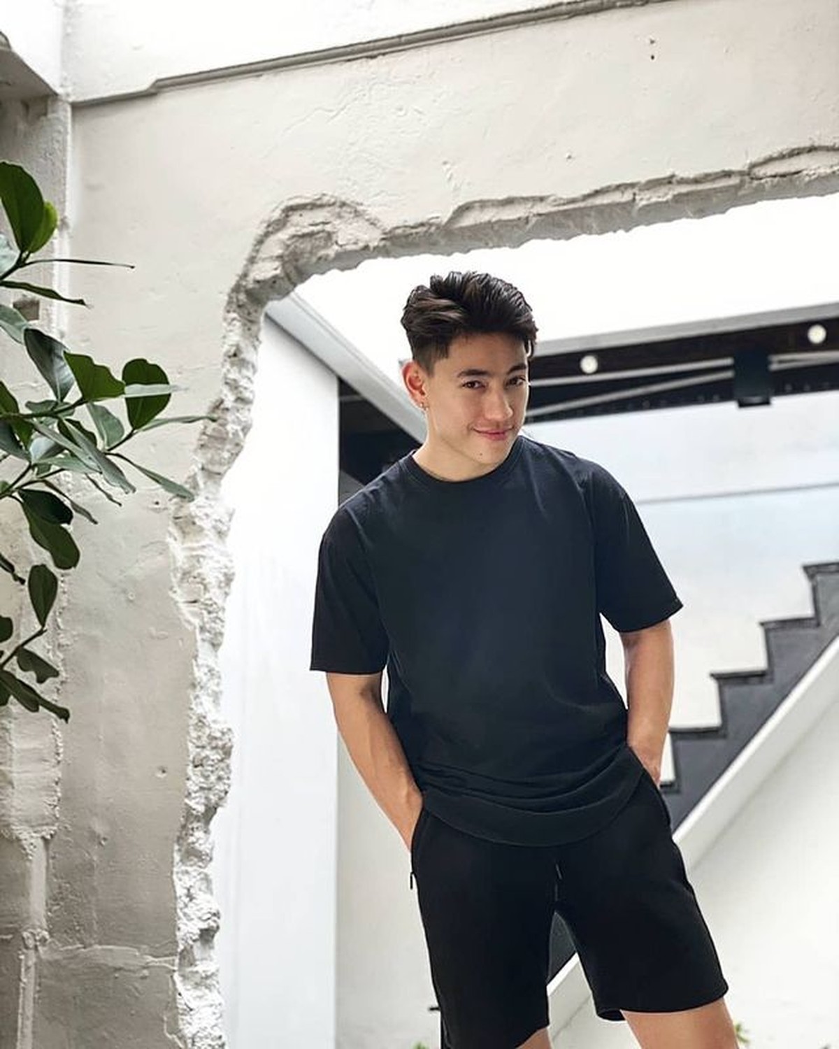 Phurwaryne Keenan atau Zee seleb transgender Thailand keturunan Indonesia sempat jadi perbincangan publik&period; Yuk kita intip sosoknya&excl;