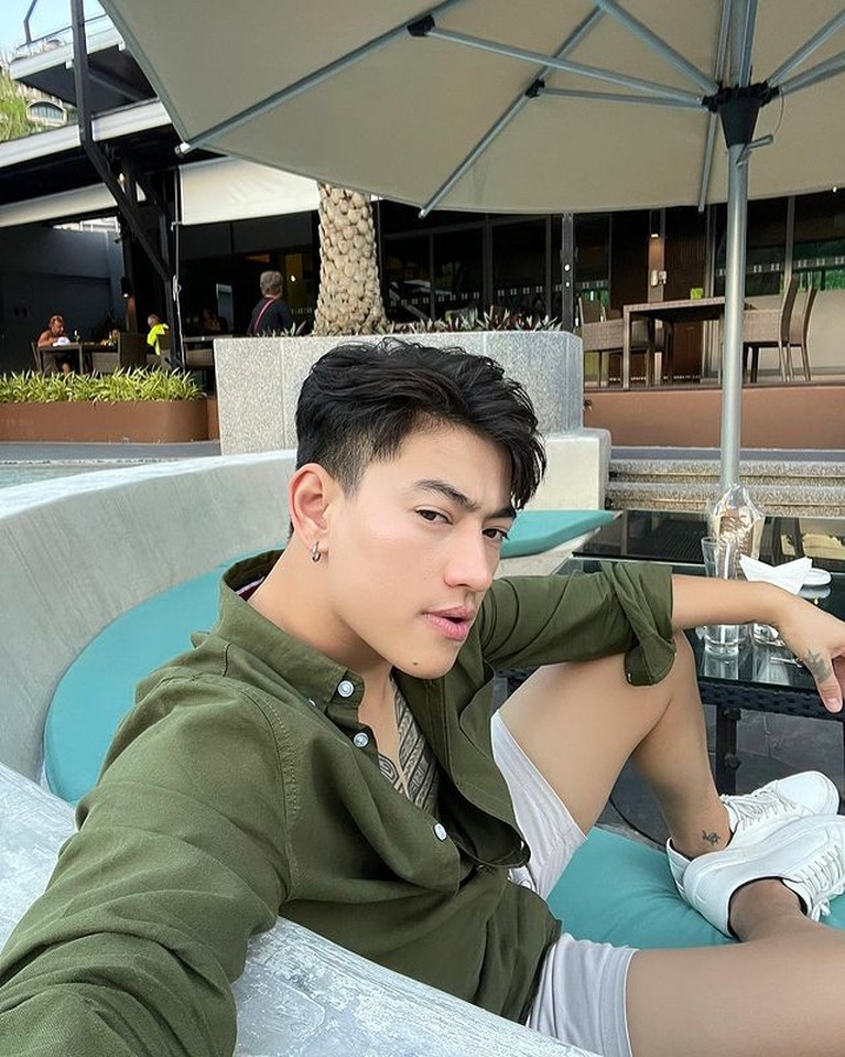 Phuwaryne Keenan Seleb Transgender Thailand Keturunan Indonesia Phurwaryne Keenan atau Zee seleb transgender Thailand keturunan Indonesia sempat jadi perbincangan publik. Yuk kita intip sosoknya!