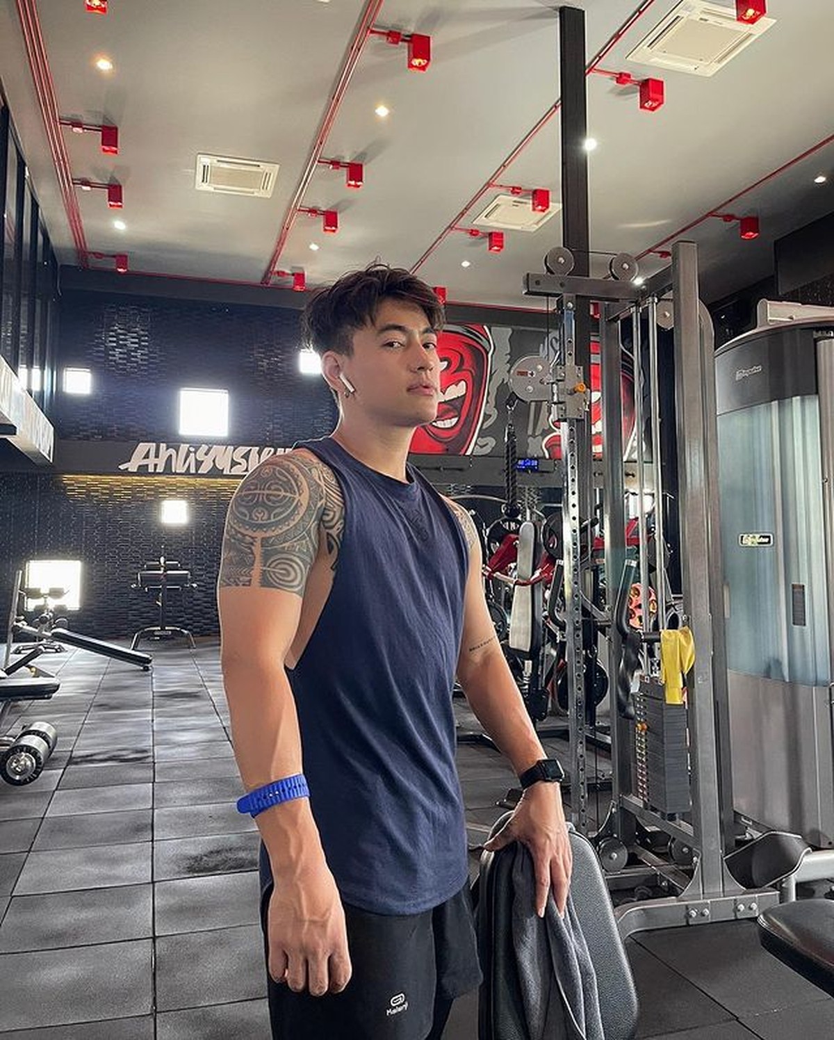 Phurwaryne Keenan atau Zee seleb transgender Thailand keturunan Indonesia sempat jadi perbincangan publik&period; Yuk kita intip sosoknya&excl;