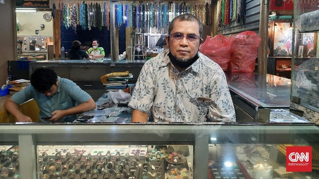 Demam batu akik di Jakarta sudah tiada. Kini, para pedagangnya di Pasar Rawa Bening, satu per satu tumbang setelah sempat mengecap booming batu akik.