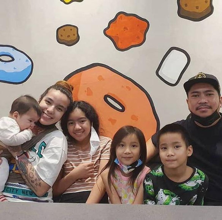 <p>Ketiga anak Sheila dari pernikahan sebelumnya juga nampak akrab dengan sang Ayah sambung, Dimas Akira, Bunda. Mereka juga sering terlihat merayakan ulang tahun bersama. (Foto: Instagram: @itssheilamj)</p>