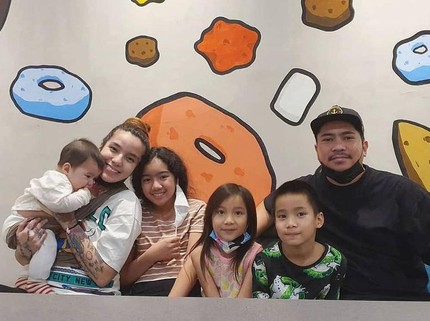 7 Potret Bahagia Sheilla Marcia dan Suami Baru, Kelucuan 4 Anak Bikin Gemas