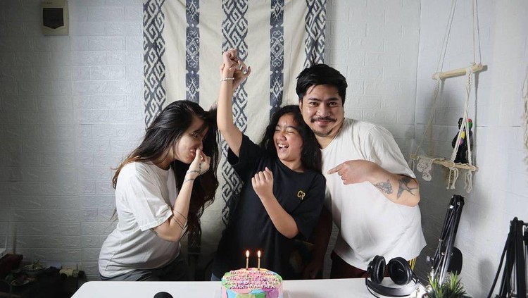 Sheila Marcia bersama suami dan anak.