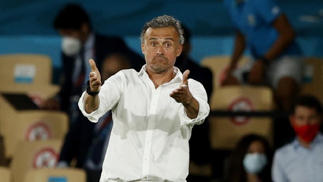 Pelatih Spanyol, Luis Enrique, menjawab pertanyaan-pertanyaan di saat konferensi pers jelang perempat final Euro 2020 (Euro 2021) dengan congkak.