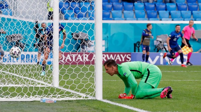 Dua gol bunuh diri di Euro 2020 (Euro 2021) dicetak dua pemain Juventus: Merih Demiral dan Wojciech Szczesny.