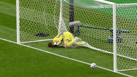 Meme Kocak Kiper Skotlandia Gol Spektakuler Schick