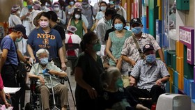 FOTO: Lansia Taiwan Ramai-ramai Ikut Vaksinasi Covid
