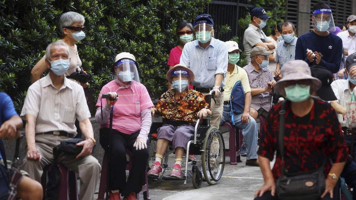 FOTO: Lansia Taiwan Ramai-ramai Ikut Vaksinasi Covid