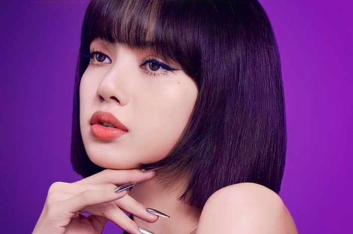 Tampil dengan cantik dan berani di MAC Cosmetics, penggemar sepertinya tidak sabar menanti proyek-proyek Lisa selanjutnya. Oleh karena itu, ke depannya Lisa akan hadir di berbagai campaign dan menjadi muse MAC Cosmetics. (Pict : MAC Cosmetics)