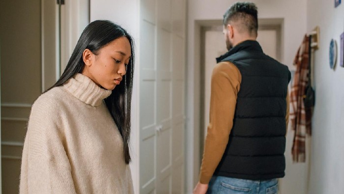 Lebih Baik Tinggalkan, 5 Tanda Pria yang Kamu Cintai Tidak Benar-benar Mencintaimu