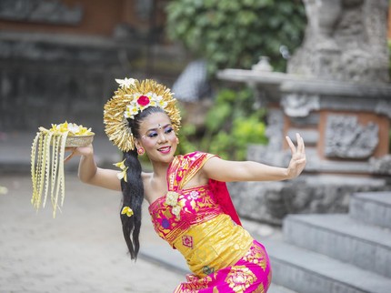Kenalkan pada Si Kecil, Ini 10 Tarian Tradisional Indonesia yang Sangat Memukau!