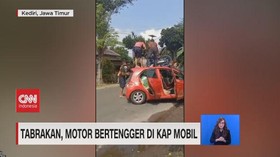 VIDEO: Terpental, Motor Bertengger di Atas Mobil