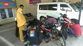 VIDEO: Pelaku Balap Liar Dimarahi Sang Ibu di Kantor Polisi
