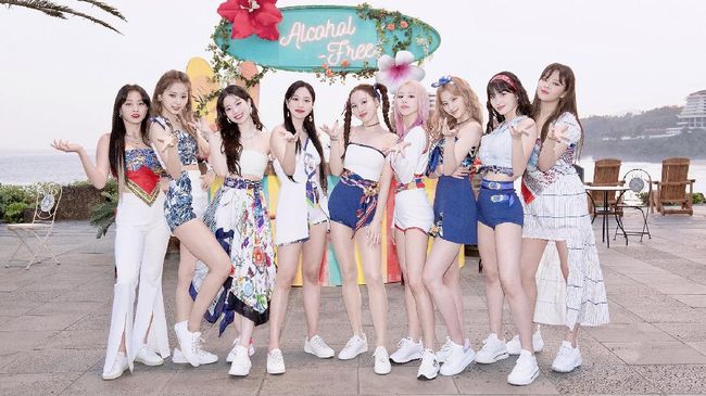 JYP Entertainment mengumumkan girlband TWICE akan merilis single berbahasa Inggris pertamanya pada September 2021 mendatang.