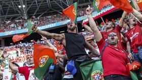 FOTO: Kemeriahan 60 Ribu Suporter di Hungaria vs Portugal