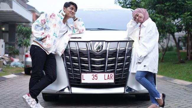 Luxury Car for Lesti-Billar VS Talks about Bella Saphira’s Interfaith Marriage