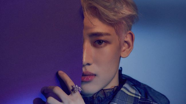 MC Thailand, Moddam Kachapa, memicu amarah netizen karena dinilai merendahkan Nichkhun 2PM dan BamBam GOT7 saat mengomentari debut solo Lisa BLACKPINK.