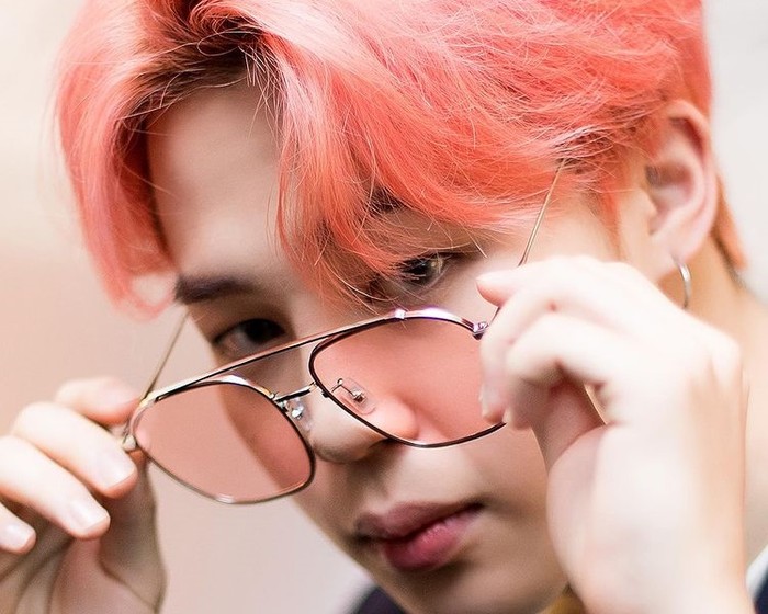 Banyak fans yang tergila-gila dengan warna rambut pink Jimin yang satu ini. Katanya mirip cotton candy. Gemes banget, ya? / foto: instagram.com/koreadispatch