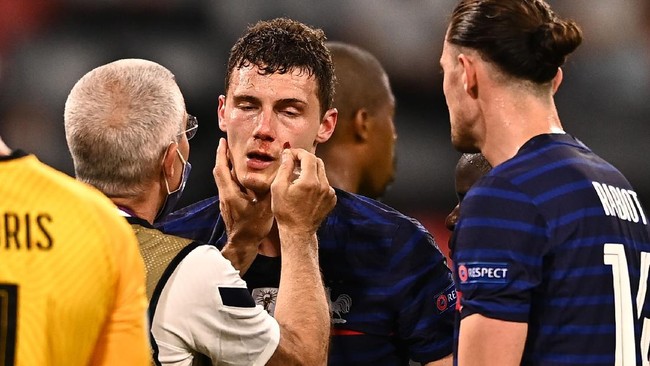 Pemain timnas Prancis, Benjamin Pavard sempat tak sadarkan diri selama 15 detik usai benturan dengan Robin Gosens di Euro 2020 (Euro 2021).