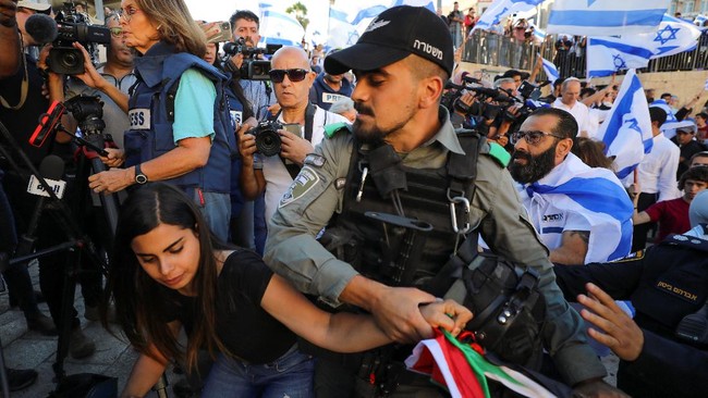 Bentrokan warga Palestina dan aparat Israel tak terhindarkan saat pawai Yahudi melintasi Yerusalem Timur, Selasa (15/6). Akibatnya, 33 warga Palestina terluka.